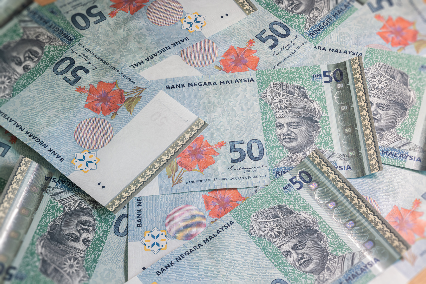 Detailed macro capture of brand new RM 50 with sequential number